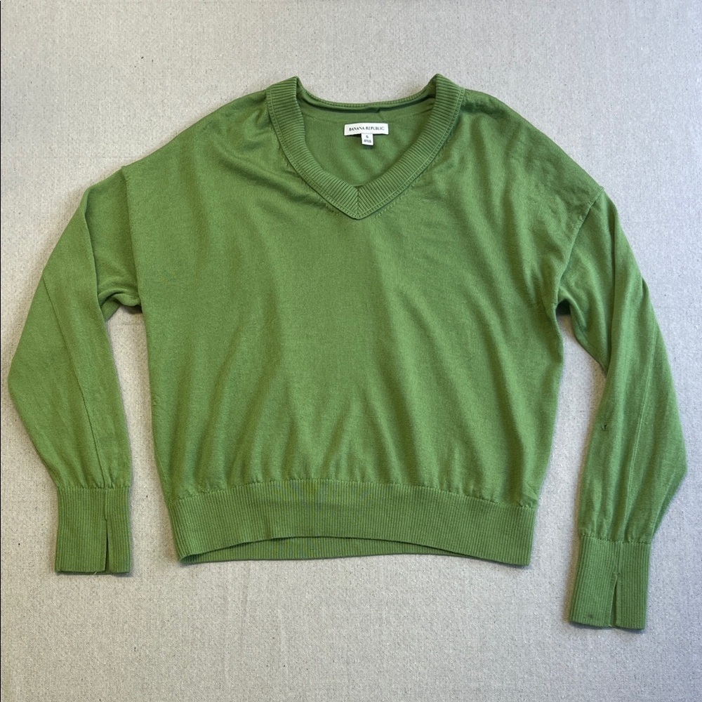 Banana Republic Green V-Neck Lightweight Sweater Women’s Small